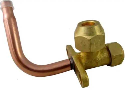Kupferrohr mit einer gebogenen Form, angeschlossen an einen massiven, goldfarbenen Absperrhahn. Produkt von Wolf, geeignet für die Flüssigkeitsleitung in Heizungsanlagen.